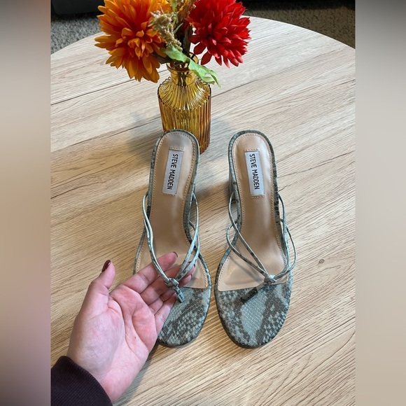 Steve Madden Green Snake Print Thong Heels - Picture 6 of 6